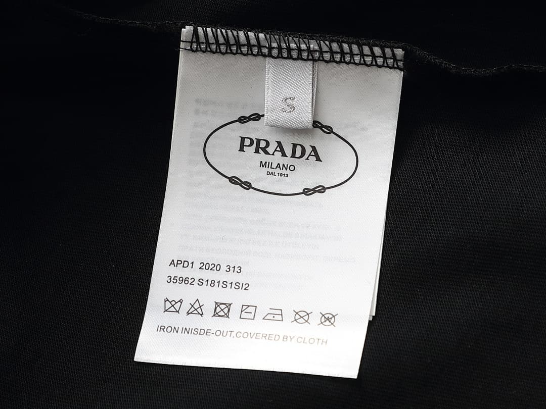 T-shirt Prada Clássica com Logo Pressionado foto 05