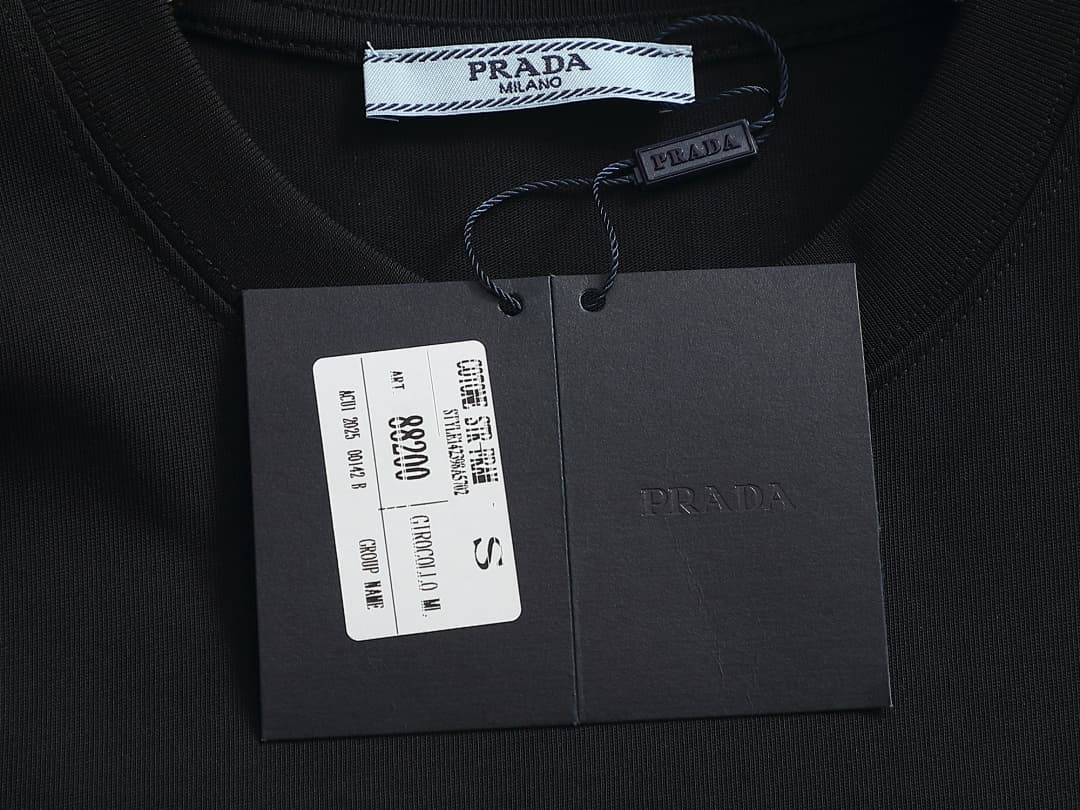 T-shirt Prada Clássica com Logo Pressionado foto 07