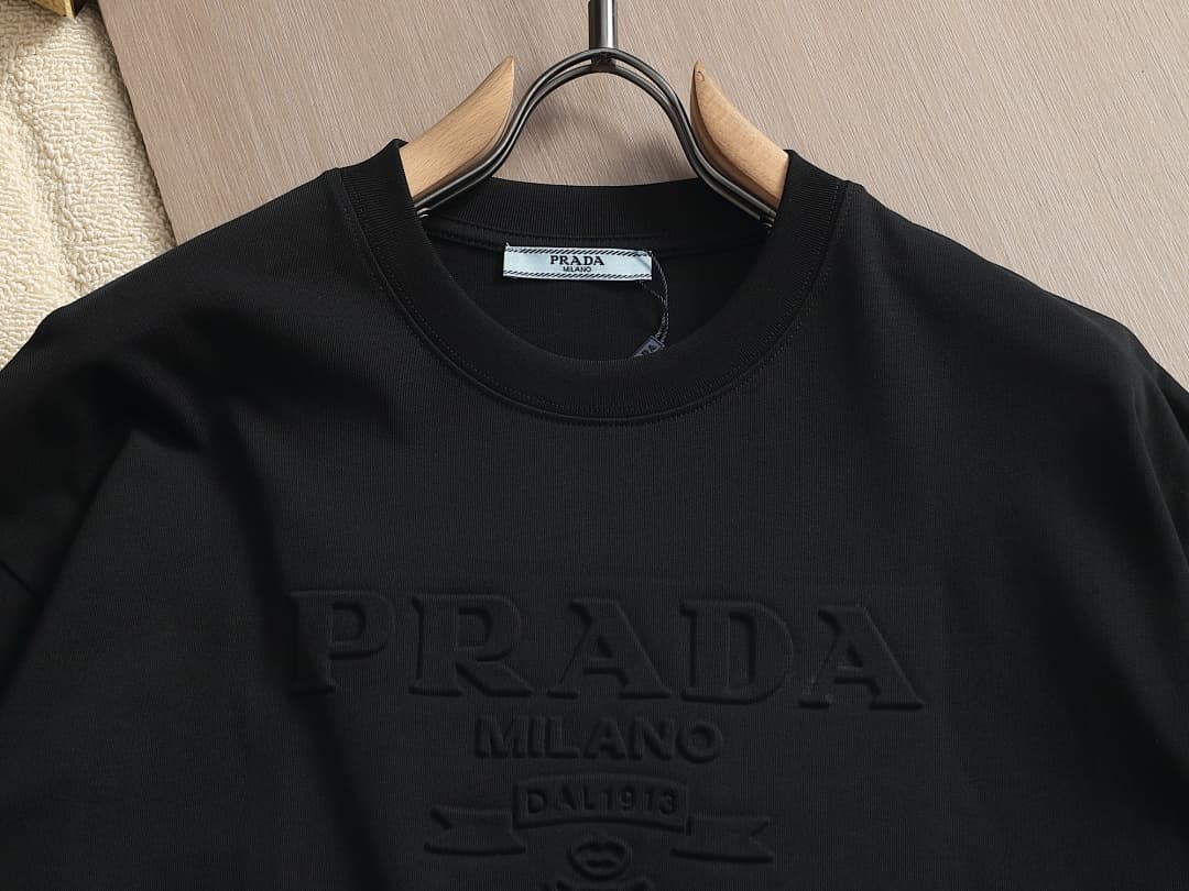 T-shirt Prada Clássica com Logo Pressionado foto 08