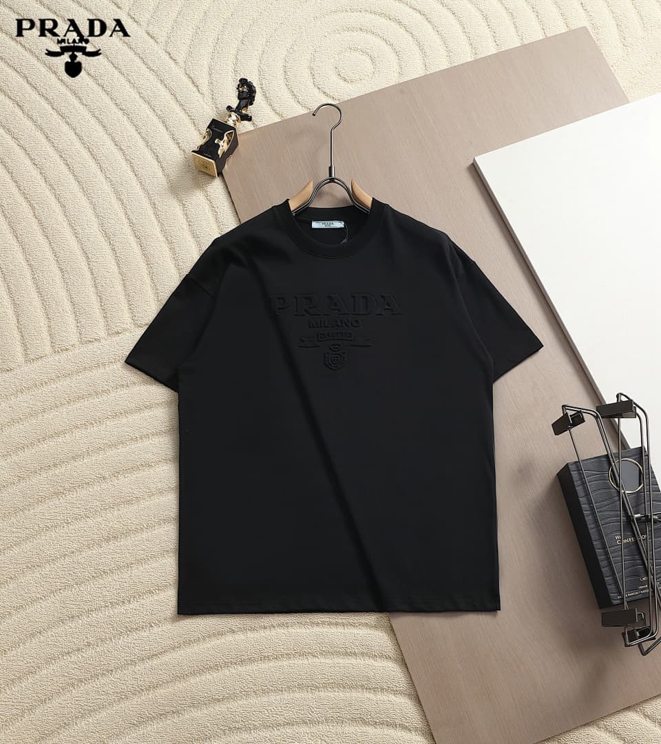 T-shirt Prada Clássica com Logo Pressionado foto 10