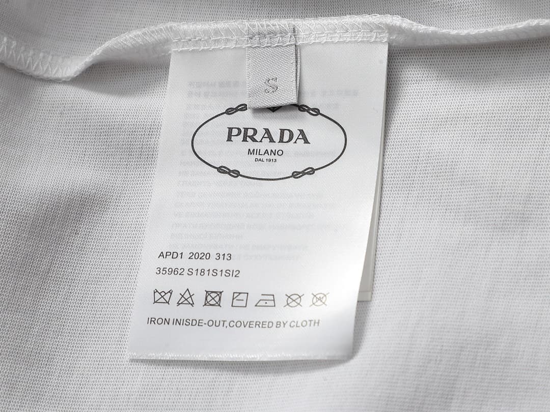 T-shirt Prada Clássica com Logo Pressionado foto 13