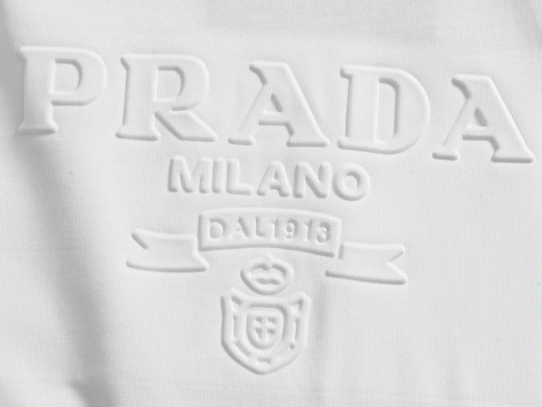 T-shirt Prada Clássica com Logo Pressionado foto 15