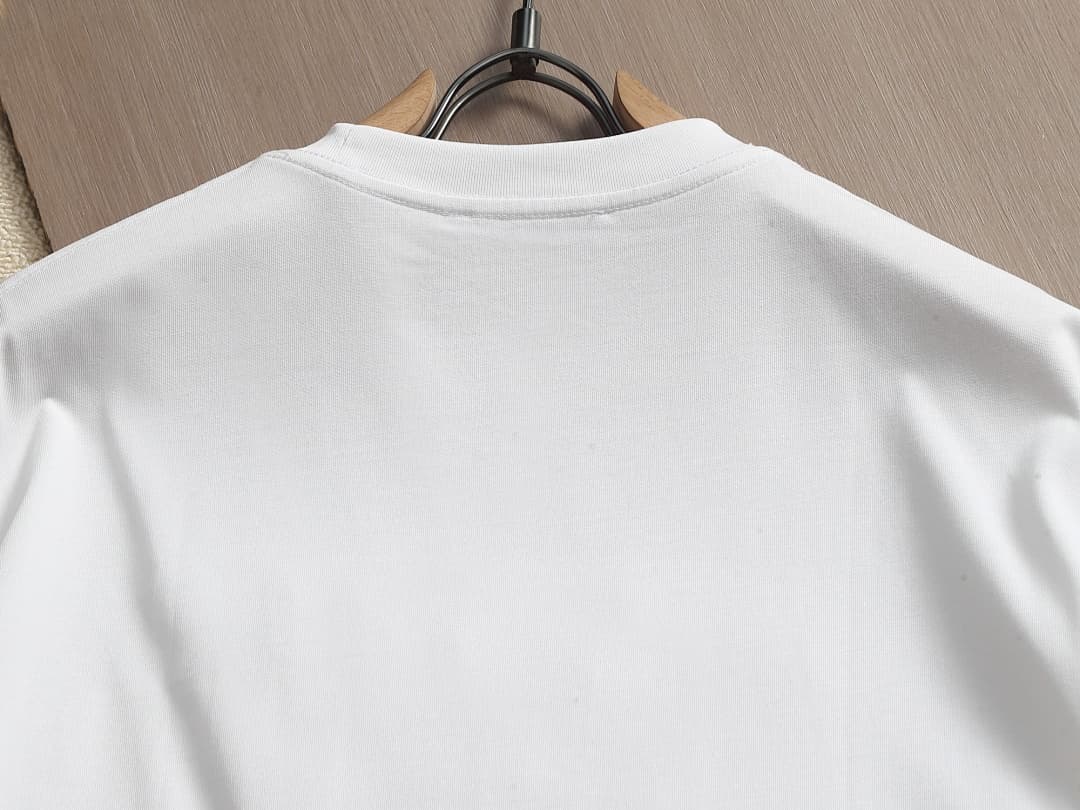 T-shirt Prada Clássica com Logo Pressionado foto 16