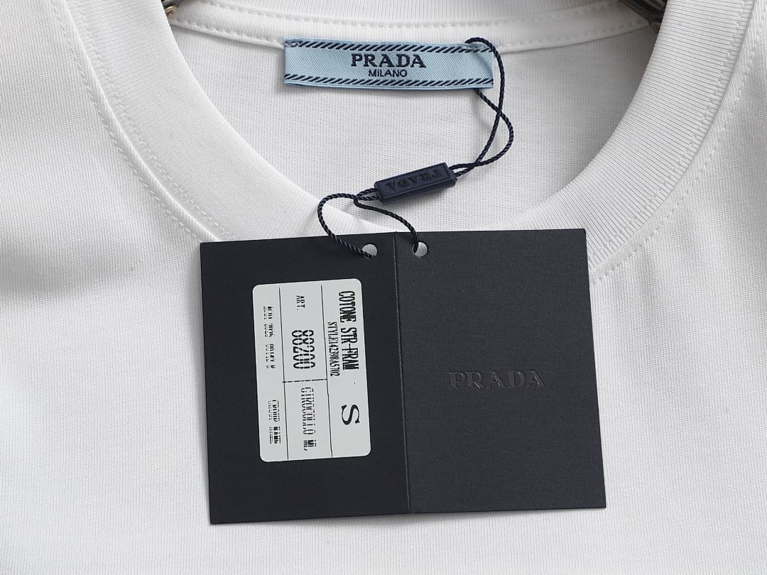 T-shirt Prada Clássica com Logo Pressionado foto 17