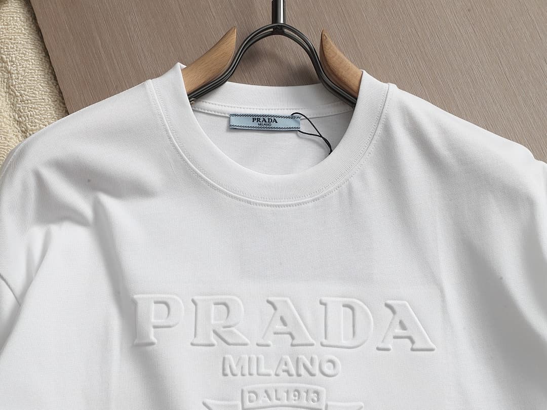 T-shirt Prada Clássica com Logo Pressionado foto 18