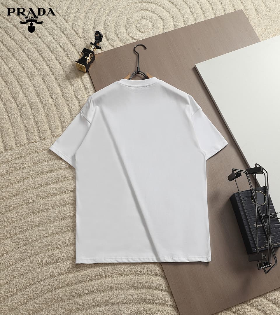 T-shirt Prada Clássica com Logo Pressionado foto 19