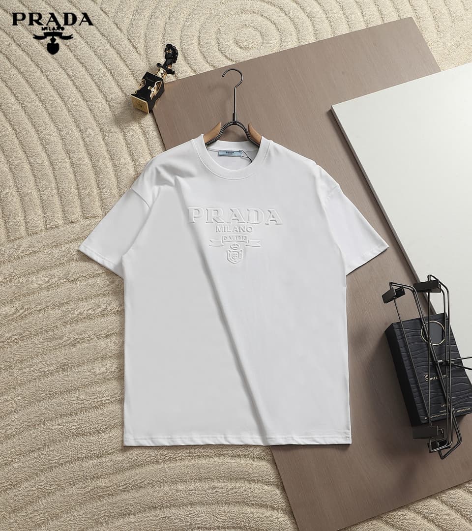 T-shirt Prada Clássica com Logo Pressionado foto 20
