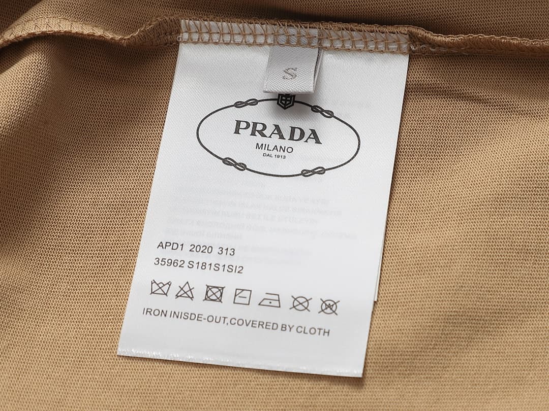 T-shirt Prada Clássica com Logo Pressionado foto 23