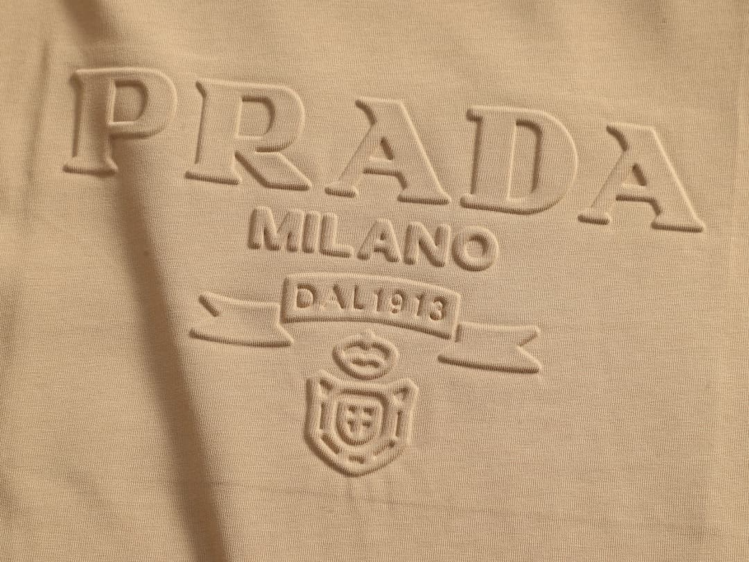 T-shirt Prada Clássica com Logo Pressionado foto 25