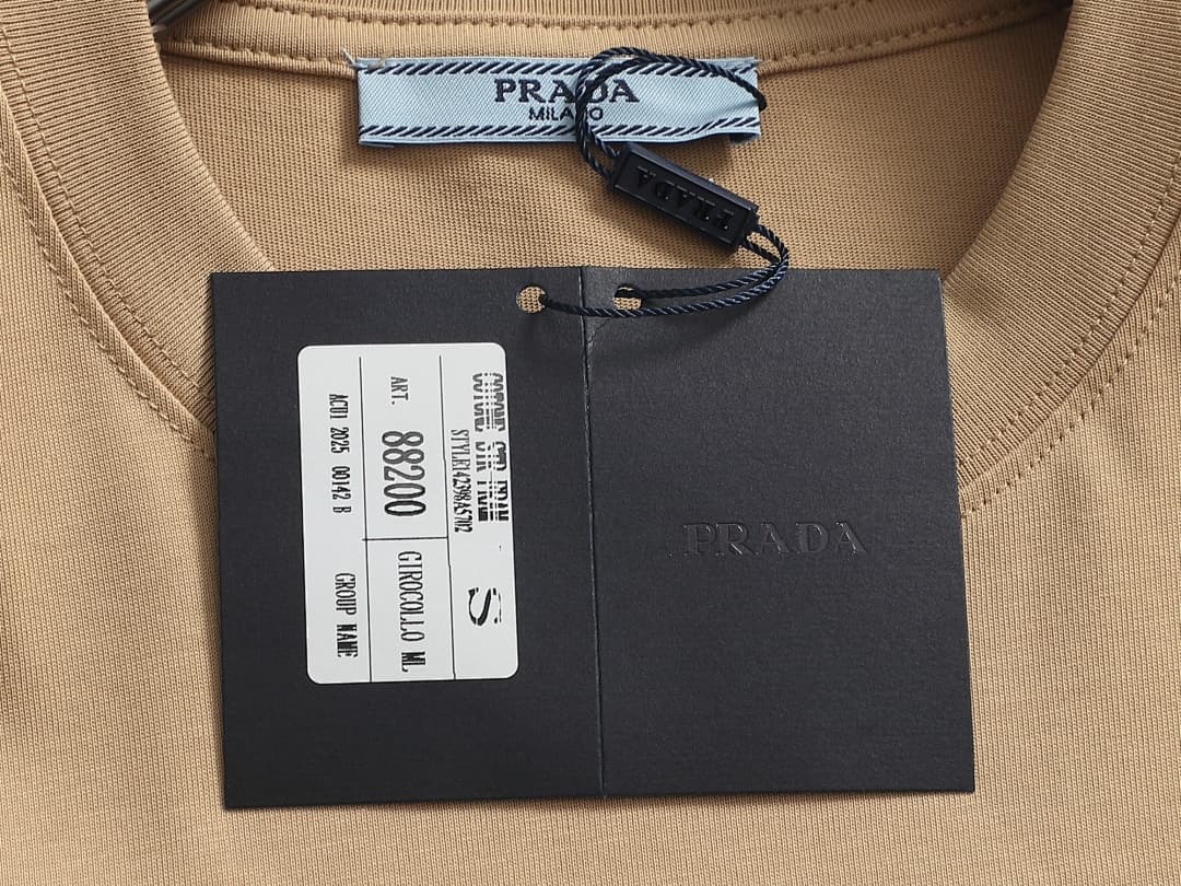 T-shirt Prada Clássica com Logo Pressionado foto 27