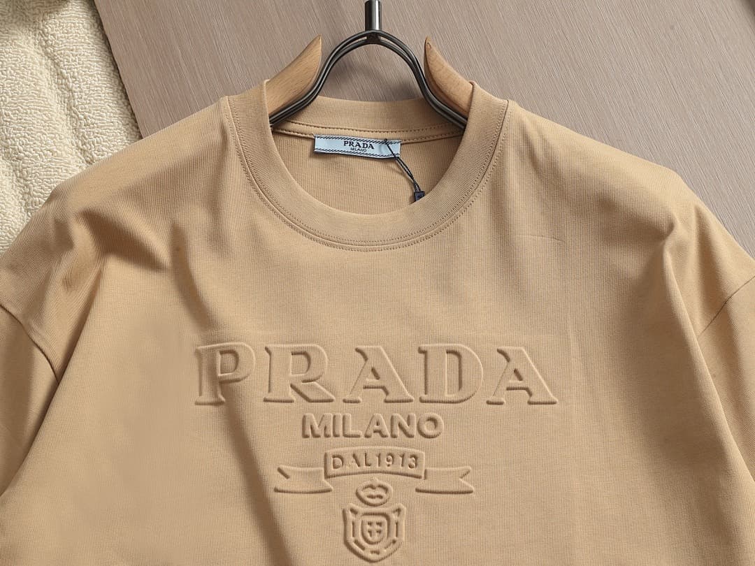 T-shirt Prada Clássica com Logo Pressionado foto 28