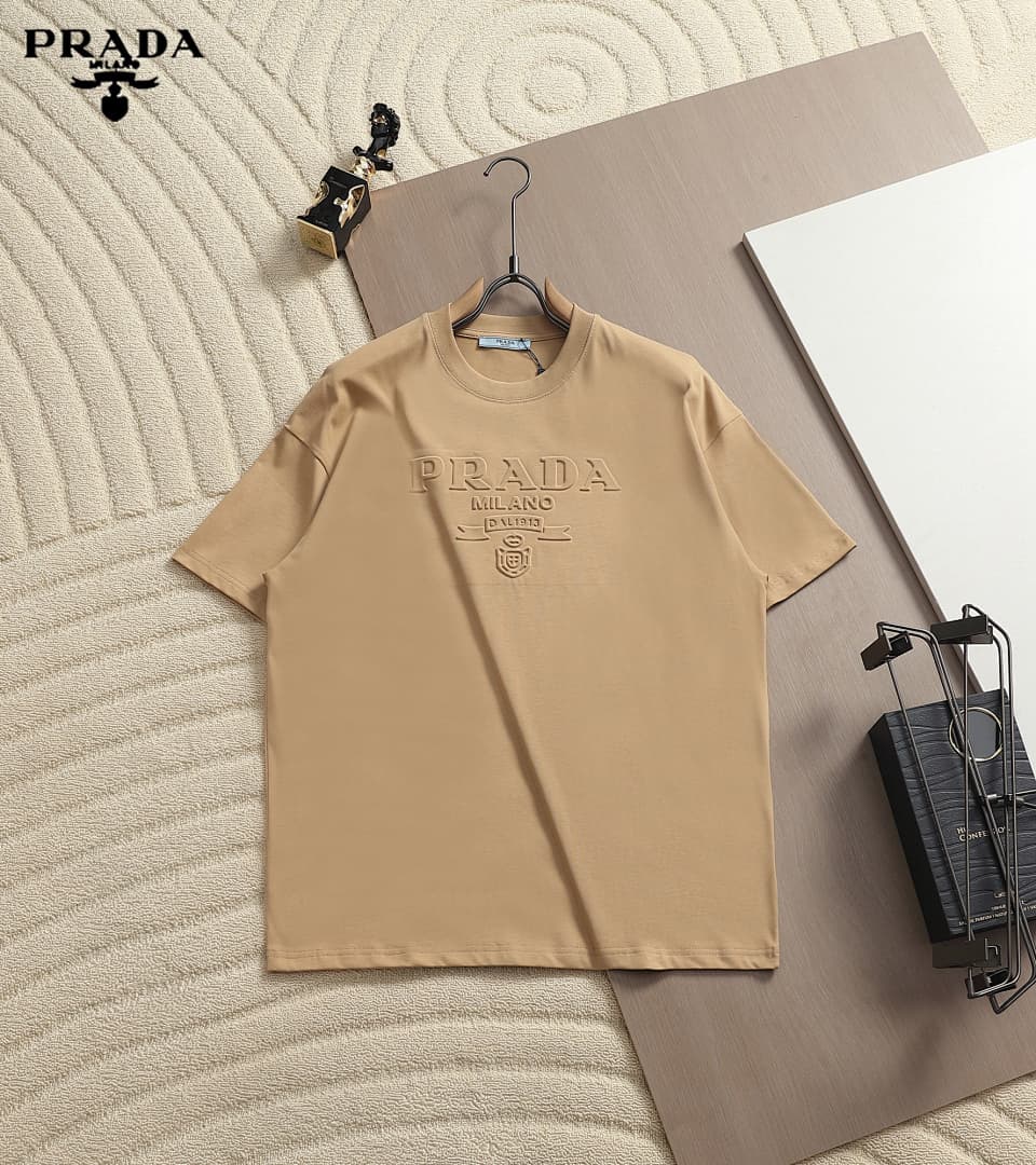 T-shirt Prada Clássica com Logo Pressionado foto 30