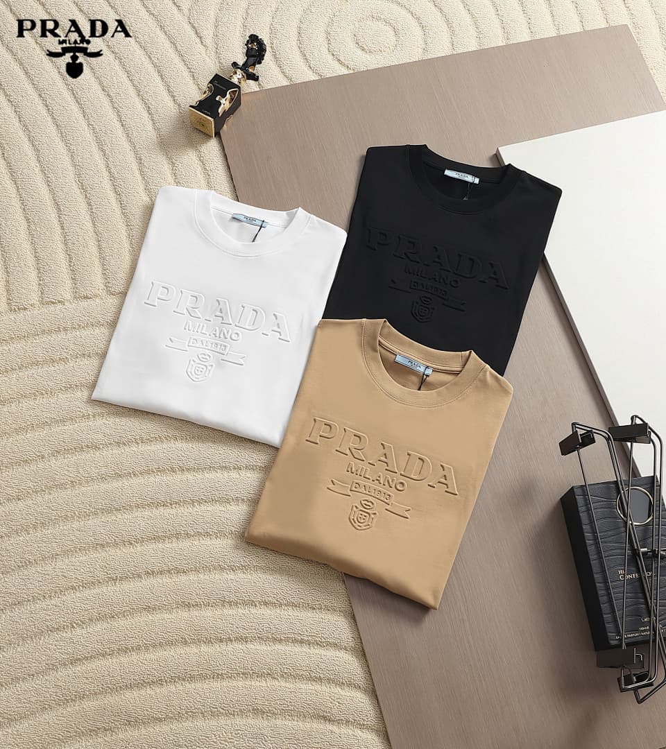 T-shirt Prada Clássica com Logo Pressionado foto 32