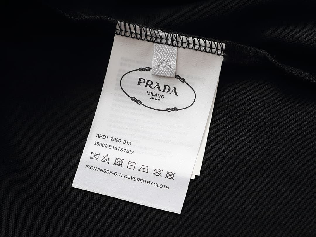 T-shirt Prada Re-Nylon Triângulo foto 02