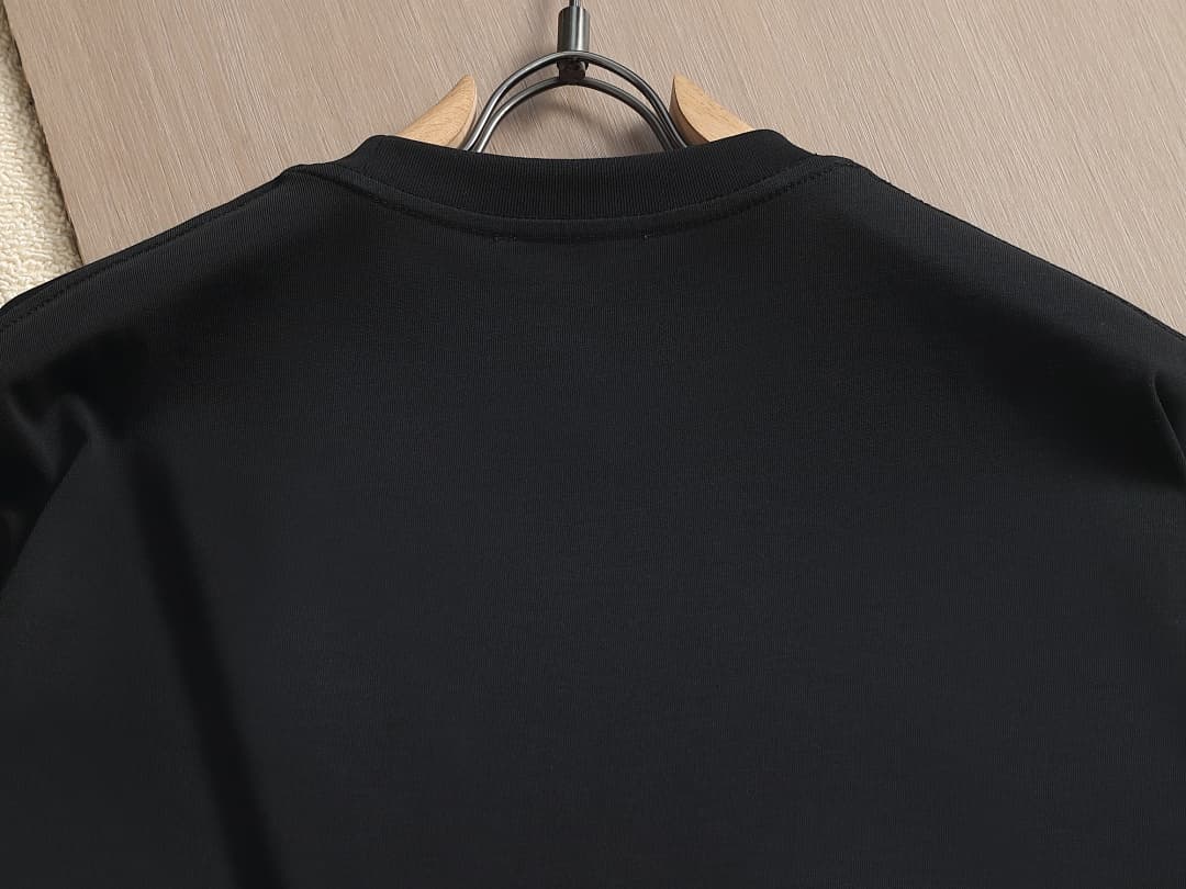 T-shirt Prada Re-Nylon Triângulo foto 06