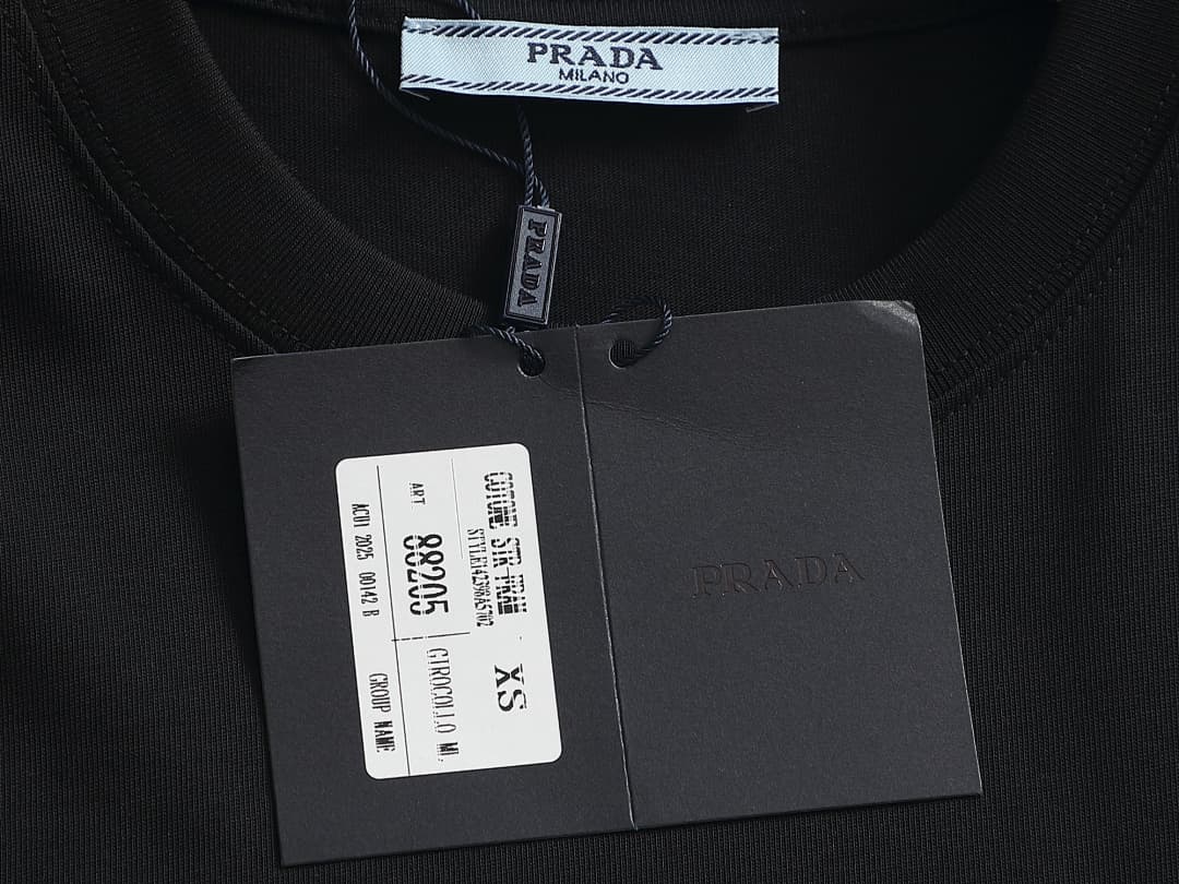 T-shirt Prada Re-Nylon Triângulo foto 07