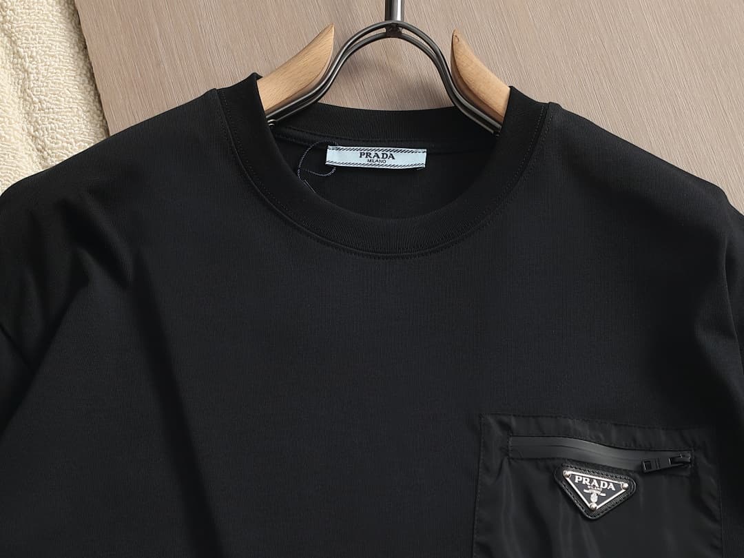 T-shirt Prada Re-Nylon Triângulo foto 08