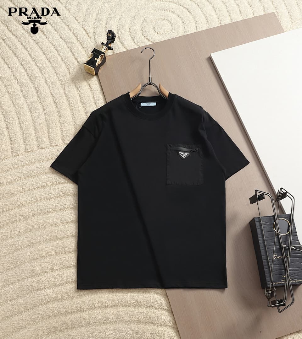 T-shirt Prada Re-Nylon Triângulo foto 10