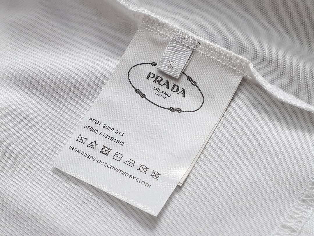 T-shirt Prada Re-Nylon Triângulo foto 12