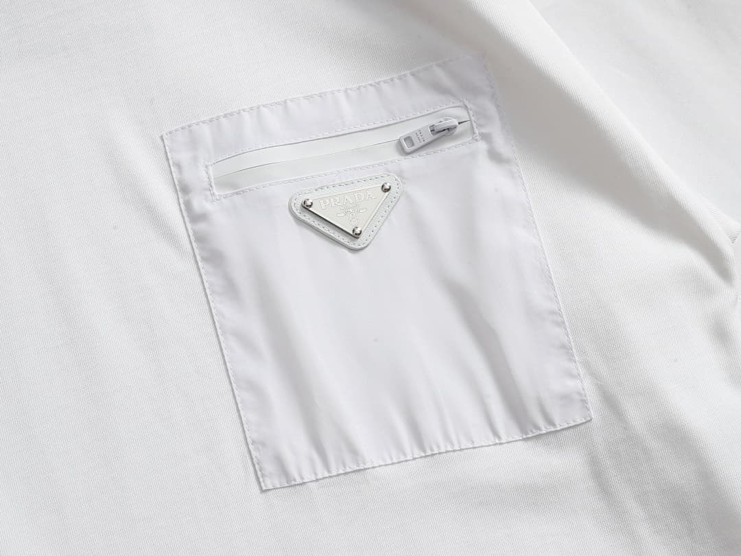 T-shirt Prada Re-Nylon Triângulo foto 15