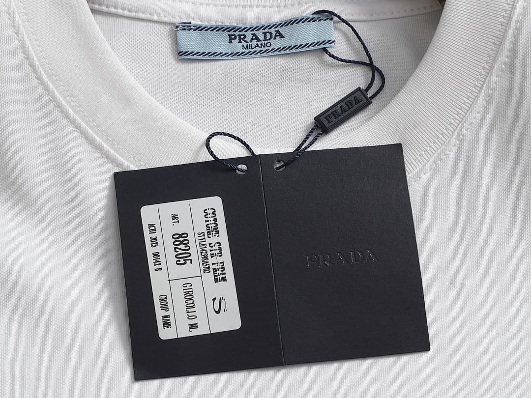 T-shirt Prada Re-Nylon Triângulo foto 17