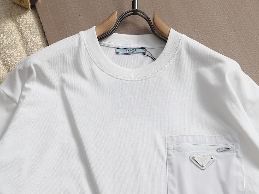 T-shirt Prada Re-Nylon Triângulo foto 18