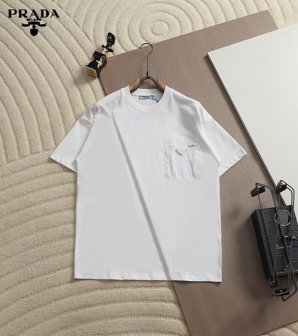T-shirt Prada Re-Nylon Triângulo foto 20
