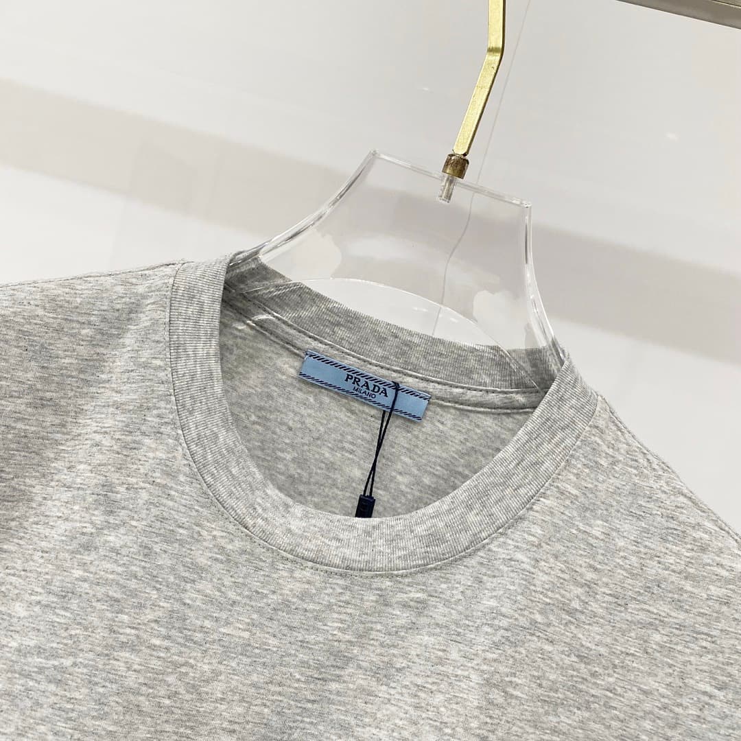 T-shirt Prada TT64 Logo Oval Cinzenta foto 03