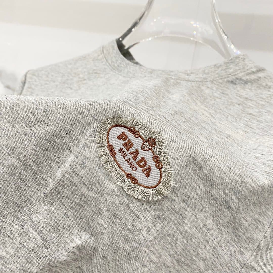 T-shirt Prada TT67 Logo Oval Cinzenta foto 05
