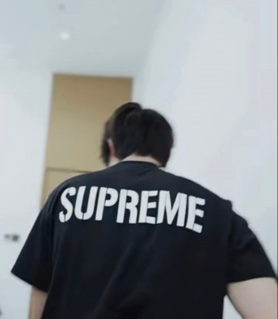 T-Shirt Supreme 26SS World Famous foto 02