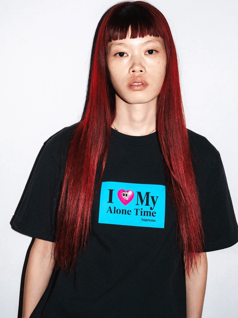 T-Shirt Supreme SS26 Alone Time Coração Rosa foto 03