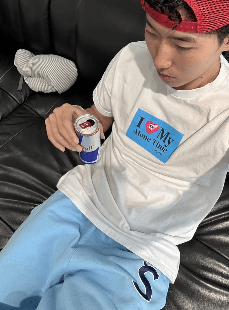 T-Shirt Supreme SS26 Alone Time Coração Rosa foto 06